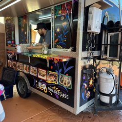 Las Carnalas Mexican Food - Food truck