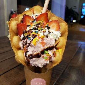 Hangout Cafe - Waffle and strawberry - Bubble Tea Near Me - Palatine, Illinois
