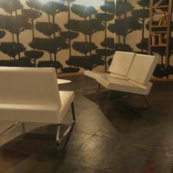 Grani&Braci - L'angolo libri e relax al piano inferiore