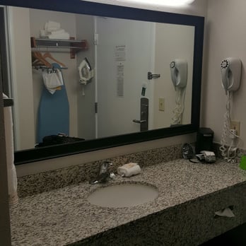 La Quinta by Wyndham Milwaukee Delafield - Sink area - Hotels Near Me - Delafield, Wisconsin La Quinta by Wyndham Milwaukee Delafield - Sink area - Hotels Near Me - Delafield, Wisconsin