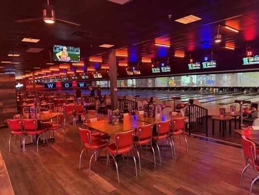 Bowlero Garland by null