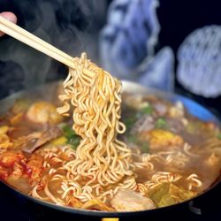 Pot On Fire - Noodles in the Taiwanese Spicy Beef Pot