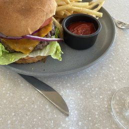 Cheeseburger with fries