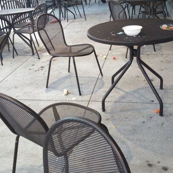 Kroger - Patio / outdoor eating area, - Grocery Near Me - Atlanta, Georgia