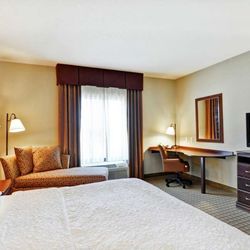 Hampton Inn & Suites Peoria at Grand Prairie, IL - Guest room