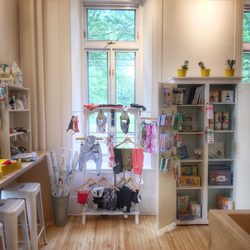 Mousse Café - Étalage de produits pour bébé en vente ici , cup, bavette, vêtements, couche jetable, jeux.