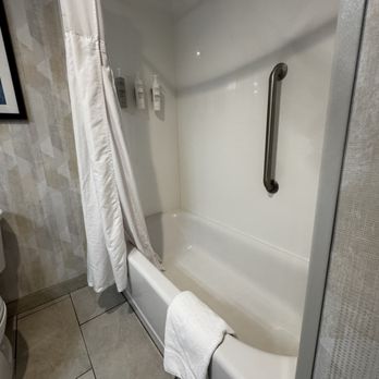 Hampton Inn Waynesboro - Bathroom - Hotels Near Me - Waynesboro, Georgia