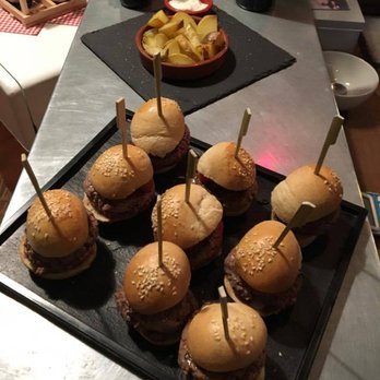 Pin-Up Industrie - Planche de mini burgers prêts à déguster ! - Pubs Near Me - Balma, 31