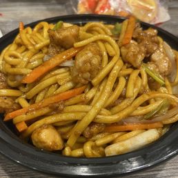 Chicken lo mein Chicken lo mein