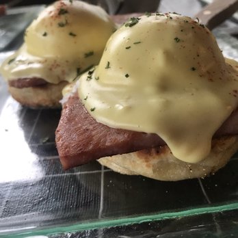 La Maison Cafe - Eggs Benedict - Breakfast & Brunch Near Me - Newport, Oregon