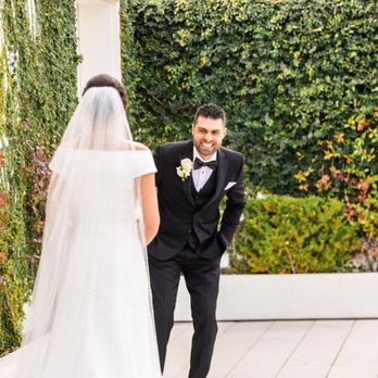 A La Modon Events - First look moment! - Wedding Planning Near Me A La Modon Events - First look moment! - Wedding Planning Near Me