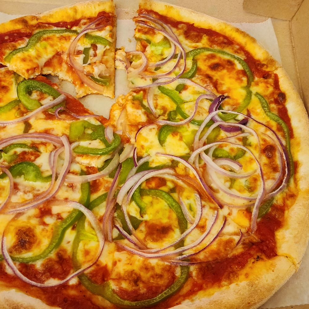Small pizza with green peppers and red onions. Nice thin slices, rings. Small pizza with green peppers and red onions. Nice thin slices, rings.