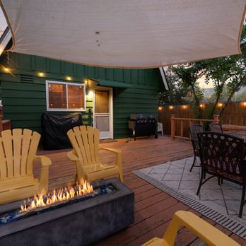 Grandioso pines - Backyard deck featuring a propane fire pit, barbecue grill with attached griddle & exterior dining table - Vacation Rentals Near Me - Big Bear Lake, California Grandioso pines - Backyard deck featuring a propane fire pit, barbecue grill with attached griddle & exterior dining table - Vacation Rentals Near Me - Big Bear Lake, California