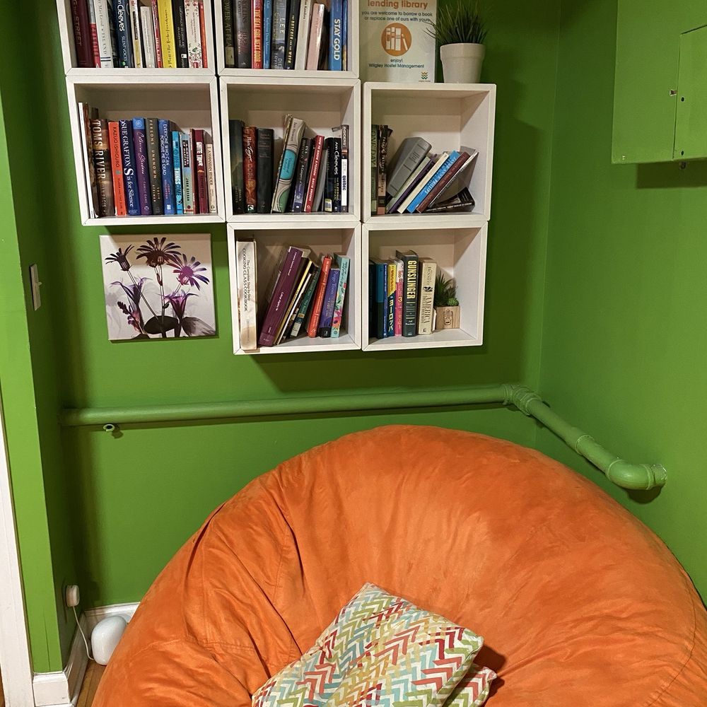 Wrigley Hostel - Book nook and bean bag chair - Hostels Near Me - Chicago, Illinois Wrigley Hostel - Book nook and bean bag chair - Hostels Near Me - Chicago, Illinois
