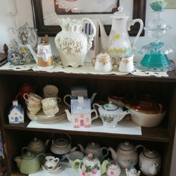 Iddle Bits of This & That Art Gallery - Lots of cute tea pots