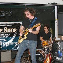 Amp Shop Bass Exchange - Jamming with PRO's, every month LIVE Student JAM