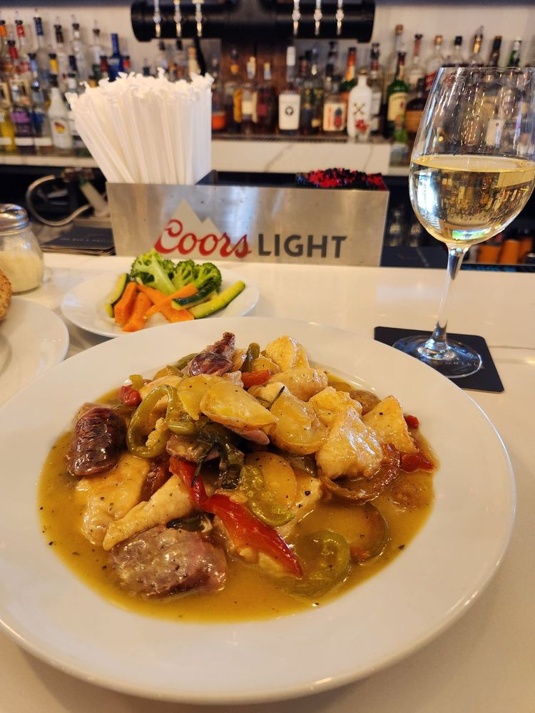 TEE BAR & GRILLE Updated September 2024 27 Photos & 14 Reviews