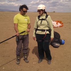 Parapente Sierra Norte - Tomas el instructor y piloto dando las instrucciones a la atenta alumna