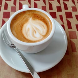 Café del Museo - El capuchino, se dieron cuenta de que éramos argentinos y nos avisaron que es como nuestro cortado.