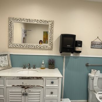 Frances' Deli - Bathroom - Delis Near Me - Chicago, Illinois