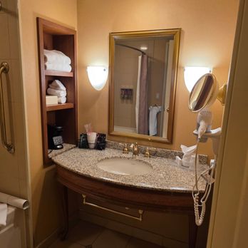 Harrah's Metropolis - A Caesars Rewards Destination - Hotel room bathroom - Casinos Near Me - Metropolis, Illinois Harrah's Metropolis - A Caesars Rewards Destination - Hotel room bathroom - Casinos Near Me - Metropolis, Illinois