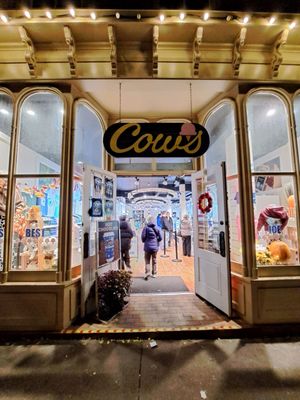 COWS Niagara-On-The-Lake by null