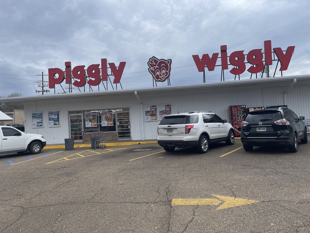 SUMMIT PIGGLY WIGGLY Updated October 2024 605 Laurel St, Summit