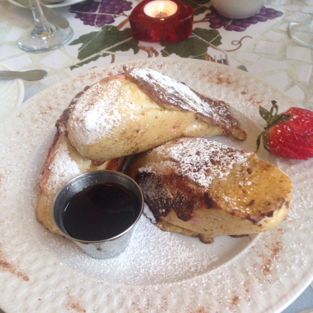 Cooper's Landing - Strawberry stuff French Toast!! - Hotels Near Me - Clarksville, Virginia