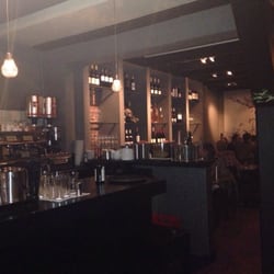 Brick - Lage tafeltjes achter in de zaak inclusief deel bar.