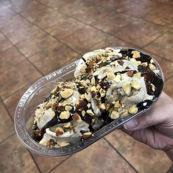 Braum's Ice Cream and Dairy Store - a hand holding a dessert - Ice Cream & Frozen Yogurt Near Me - Tulsa, Oklahoma Braum's Ice Cream and Dairy Store - a hand holding a dessert - Ice Cream & Frozen Yogurt Near Me - Tulsa, Oklahoma