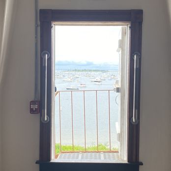 Narragansett Inn - The view out the window at the end of my hallway. Great cross ventilation!! - Hotels Near Me - Block Island, Rhode Island