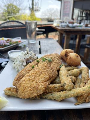 Six Feet Under Pub & Fish House - Grant Park by null