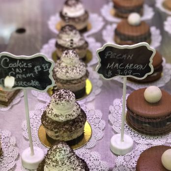 Baklovah Bakery - So many great desserts to choose from...  They give samples, how awesome is that...! - Desserts Near Me - San Antonio, Texas