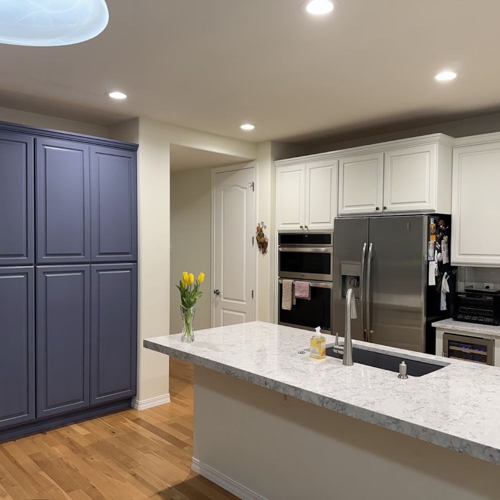 Contrasting color for pantry Contrasting color for pantry