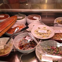 Comptoir Espace Gourmand - Assorted items in display case, Articles assortis en vitrine