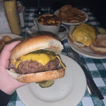 J.G. Melon - Cheeseburger - American Near Me - New York, New York