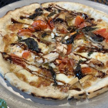 ETalian - Chicken caprese pizza - Pizza Near Me - Chagrin Falls, Ohio