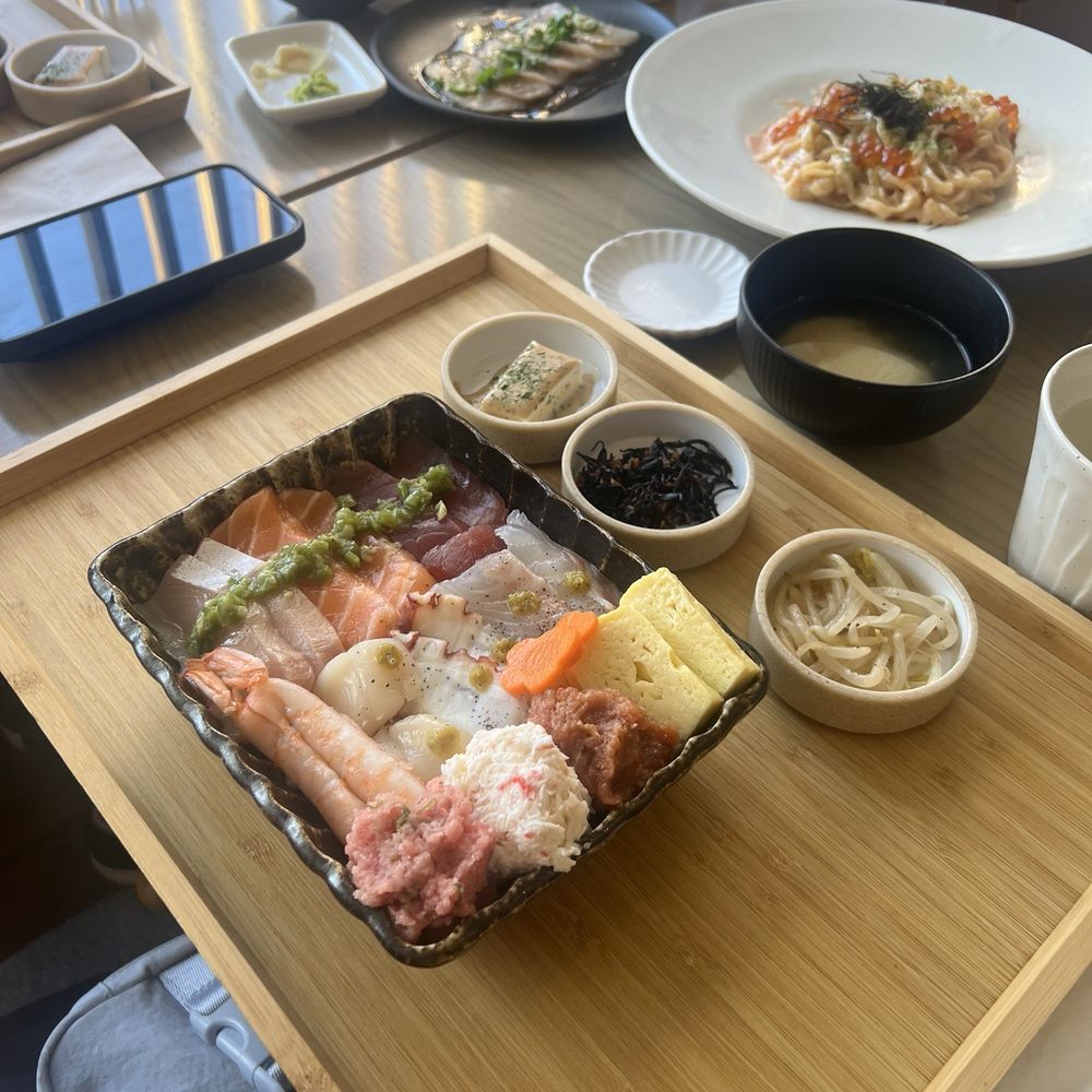 Akami Sushi - chirashi bowl - Sushi Bars Near Me - Arcadia, California