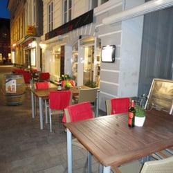Weinhandelbar Weinhandel & Restaurant - Aussenansicht der WeinHandelBar mit Nordermarkt und Schrangen im Hintergrund