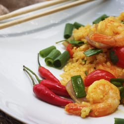 Thaitai Brasil - Khao Kung Camarões cozidos no leite de coco e especiarias Thai, servido no Arroz Jasmine puxado na cúrcuma.