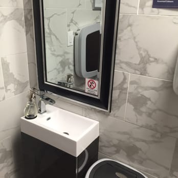 Thousand Islands Duty Free - Such a nice bathroom - Duty-Free Shops Near Me - Lansdowne, Ontario