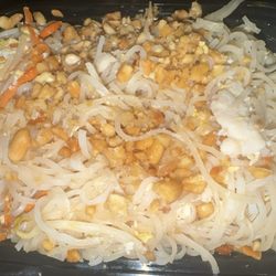 Golden Ginger - Chicken Pad Thai