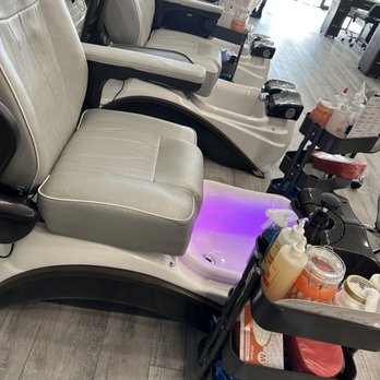 Daisy Nails - Nail Salons Near Me - Carmel, Indiana