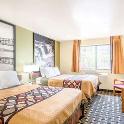 Super 8 by Wyndham Wheeling - 2 Queen Bed Room
