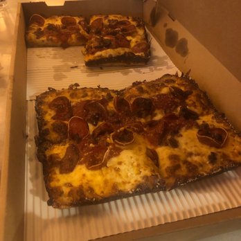COMO's Restaurant - Pepperoni pizza w/ Italian sausage - Pizza Near Me - Ferndale, Michigan