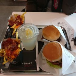 Steak 'n Shake - Les frittes sont bonnes mais dommage que le bacon ne soit pas émincer...Du coup on en profite qu'au début. La citronnade est sucré !!