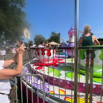 Marenna Amusements - Tea Cup Ride - son's favorite ride ** loved that on their's it had the fencing on the ride, instead of movable ground fencing - Amusement Parks Near Me