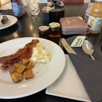 Passé - Bacon, scrambled eggs and crispy potatoes - Bars Near Me - Baton Rouge, Louisiana Passé - Bacon, scrambled eggs and crispy potatoes - Bars Near Me - Baton Rouge, Louisiana