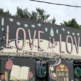 Birdie Books - Adorable exterior mural - Bookstores Near Me - Westerville, Ohio