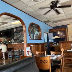 Tommy D’s - Looking back at entrance and small dining counter